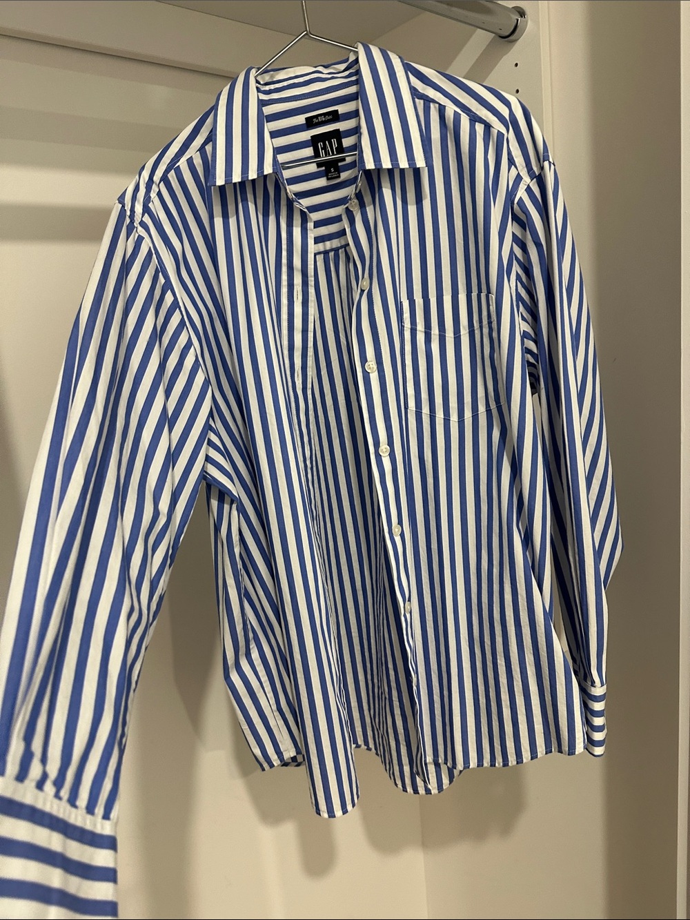 GAP Men's Blue and White Vertical Stripe Button-Down Shirt